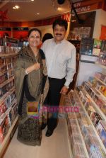 Udit Narayan launch Mahatma CD launch in Reliance Trends on 8th Dec 2010 (3).JPG